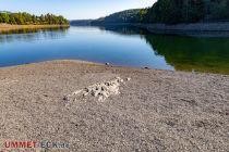 Die Badestelle Kalberschnacke bei Tiefstand der Listertalsperre. • © ummeteck.de - Silke Schön